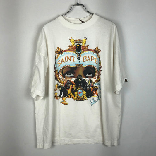 【中古品】【メンズ】 A BATHING APE アベイシングエイプ × SAINT Mxxxxxx SAINT MICHAEL セントマイケル 別注 コラボ 25AW GENERATION TEE SM-HR1-0000-C36 ジェネレーション Tシャツ 半袖 トップス 142-260117-yy-01-tei サイズ：2XL カラー：ホワイト 万代Net店