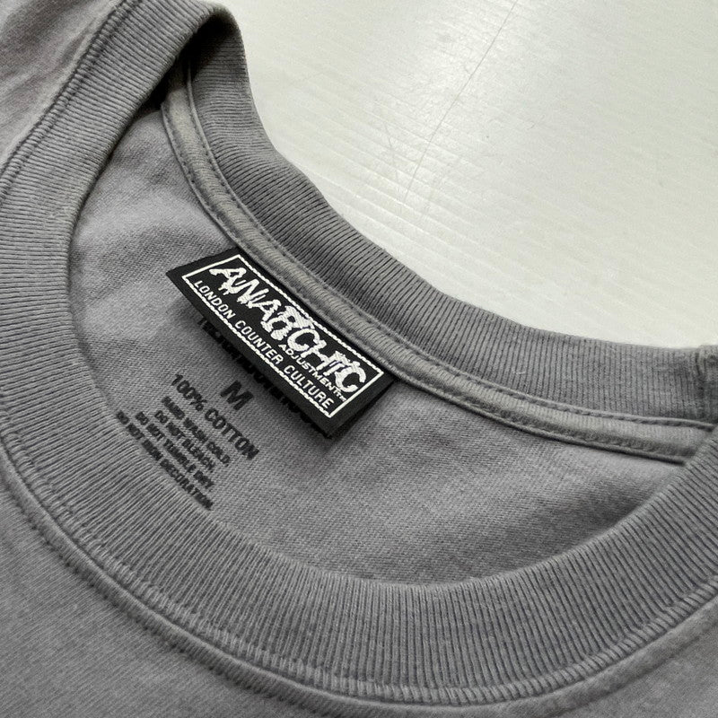 【中古品】【メンズ】 NEIGHBORHOOD ネイバーフッド × ANARCHIC ADJUSTMENT アナーキック アジャストメント 別注 コラボ S/S TEE 242PCAJN-ST02S ショートスリーブ Tシャツ 半袖 トップス 142-260119-yy-20-tei サイズ：M カラー：グレー 万代Net店
