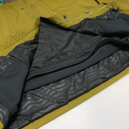 【中古品】【メンズ】 VOLCOM ボルコム LONGO GORE TEX JACKET G0652404 スノーボードジャケット ロンゴ ゴアテックス ジャケット アウター ウィンタースポーツ 120-260906-ko-01-teih サイズ：M カラー：カーキ系 万代Net店
