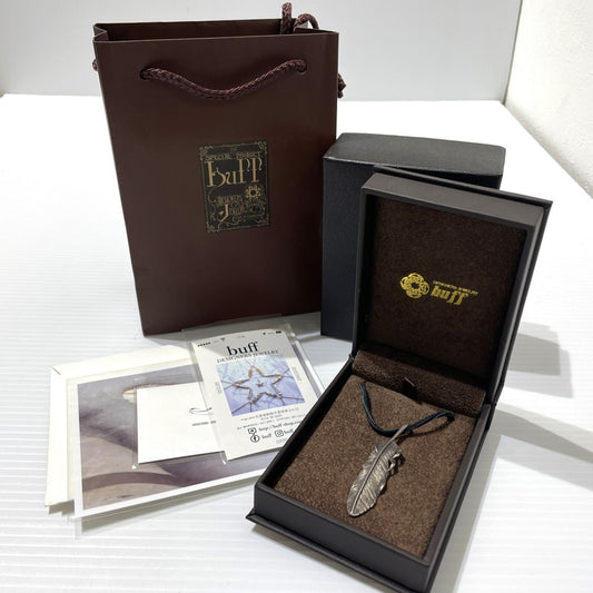 【中古品】【メンズ】 BUFF バフ 千年フェザー L1 ペンダントトップ アクセサリー 右曲がり SV925 191-260208-ko-09-tei カラー：シルバー 万代Net店