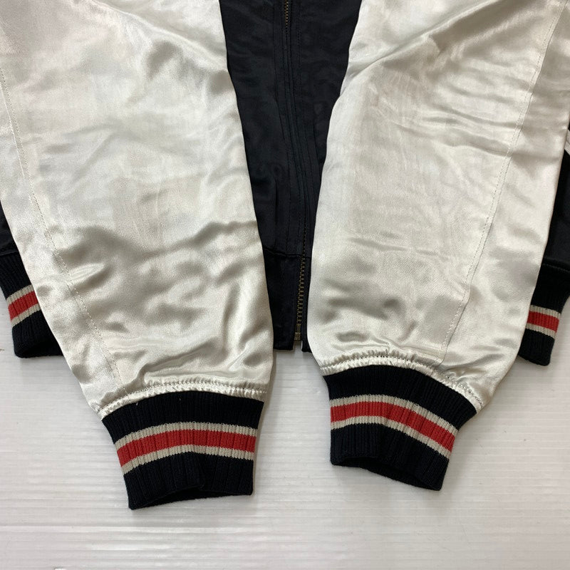 【中古品】【メンズ】 HYSTERIC GLAMOUR ヒステリックグラマー × ONEPIECE ワンピース 別注 コラボ NAMI FLYING V SOUVENIR JACKET 02253AB17296 ナミ フライング ブイ スーベニア ジャケット アウター スカジャン 140-260201-ko-10-tei サイズ：S カラー：ブラック 万代Net店