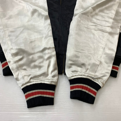 【中古品】【メンズ】 HYSTERIC GLAMOUR ヒステリックグラマー × ONEPIECE ワンピース 別注 コラボ NAMI FLYING V SOUVENIR JACKET 02253AB17296 ナミ フライング ブイ スーベニア ジャケット アウター スカジャン 140-260201-ko-10-tei サイズ：S カラー：ブラック 万代Net店