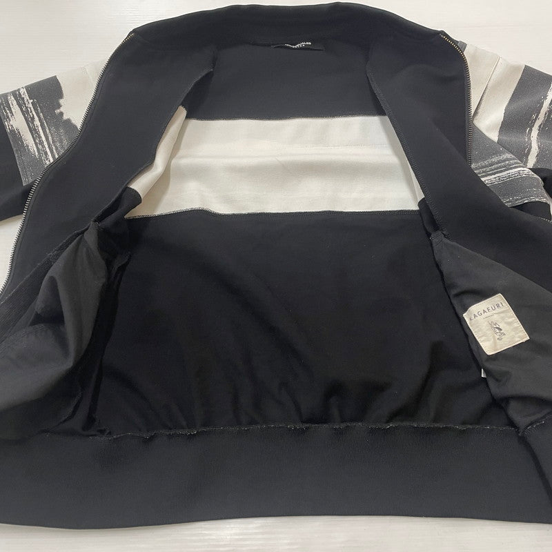 【中古品】【メンズ】 1PIU1UGUALE3 RELAX ウノ ピゥ ウノ ウグァーレ トレ リラックス × KAGAFURI KAMAKURA カガフリカマクラ 別注 コラボ BLOUSON バイカラー ライン ブルゾン ライトアウター 141-260206-ks-09-tei サイズ：M カラー：ブラック 万代Net店