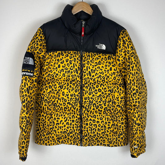 【中古品】【メンズ】 Supreme シュプリーム × THE NORTH FACE ザ・ノースフェイス 別注 コラボ 11AW NUPTSE DOWN JACKET ヌプシ ダウン ジャケット アウター 149-260210-ko-01-tei サイズ：M カラー：イエロー レオパード 万代Net店