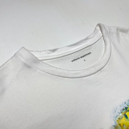 【中古品】【メンズ】 uniform experiment ユニフォームエクスペリメント × ASGER JORN アスガー ヨルン 別注コラボ LANDSCAPE S/S TEE ランドスケープ ショートスリーブTシャツ 半袖トップス 142-260806-ss-01-tei サイズ：2 カラー：ホワイト 万代Net店