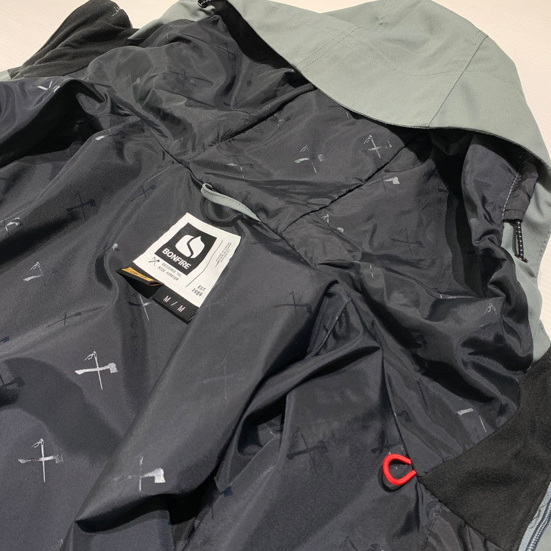 【中古品】【メンズ】 BONFIRE ボンファイア PITCH SHELL JACKET B8FW220012 ピッチ シェル ジャケット スノーボードジャケット アウター ウィンタースポーツ 120-260906-ko-10-teih サイズ：M カラー：グレー系 万代Net店