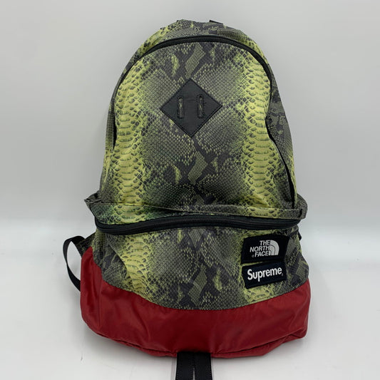 【中古品】【メンズ】 Supreme シュプリーム × THE NORTH FACE ザ・ノースフェイス 別注 コラボ 18SS SNAKESKIN LIGHTWEIGHT DAY BACKPACK NF0A3KVJ スネークスキン ライトウェイト デイ バッグパック カバン リュックサック 188-260226-ko-07-tei カラー：総柄 万代Net店