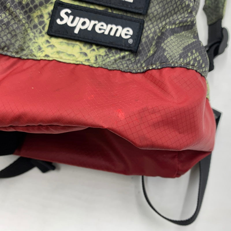 【中古品】【メンズ】 Supreme シュプリーム × THE NORTH FACE ザ・ノースフェイス 別注 コラボ 18SS SNAKESKIN LIGHTWEIGHT DAY BACKPACK NF0A3KVJ スネークスキン ライトウェイト デイ バッグパック カバン リュックサック 188-260226-ko-07-tei カラー：総柄 万代Net店