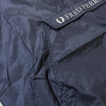 【中古品】【メンズ】 FRED PERRY フレッドペリー 90's NYLON ANORAK PARKA FPW-482 90年代 ナイロン アノラック パーカー ライトアウター プルオーバージャケット 141-260223-yo-03-tei サイズ：L カラー：ネイビー 万代Net店