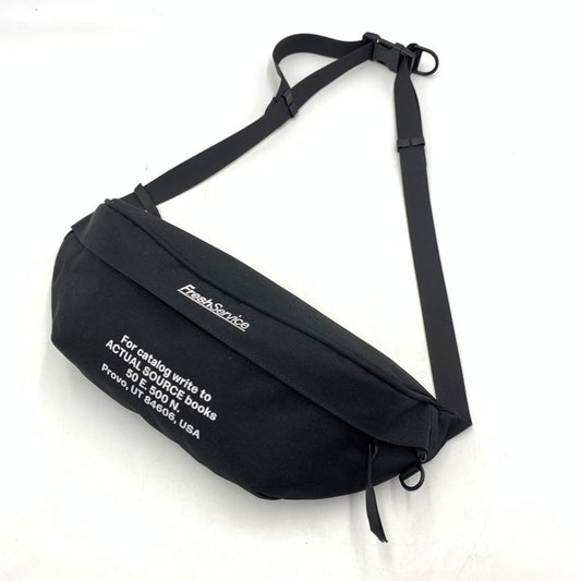 【中古品】【メンズ】 FRESH SERVICE フレッシュサービス × ACTUAL SOURCE アクチュアルソース 別注 コラボ WAISTBAG ウエストバッグ カバン ボディバッグ ユーティリティバッグ 188-260308-ko-05-tei サイズ：OS カラー：ブラック 万代Net店