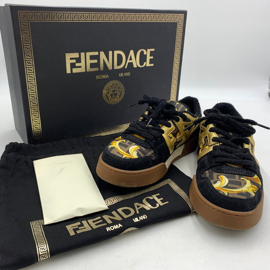 【中古品】【メンズ】 FENDACE フェンダーチェ FENDI フェンディ × VERSAC ヴェルサーチェ MATCH FENDACE BLACK SUEDE LOW TOPS 7E1538AJYXF1HG0 ロートップス スニーカー 靴 183-260228-ko-09-tei サイズ：7E カラー：総柄 万代Net店
