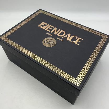 【中古品】【メンズ】 FENDACE フェンダーチェ FENDI フェンディ × VERSAC ヴェルサーチェ MATCH FENDACE BLACK SUEDE LOW TOPS 7E1538AJYXF1HG0 ロートップス スニーカー 靴 183-260228-ko-09-tei サイズ：7E カラー：総柄 万代Net店