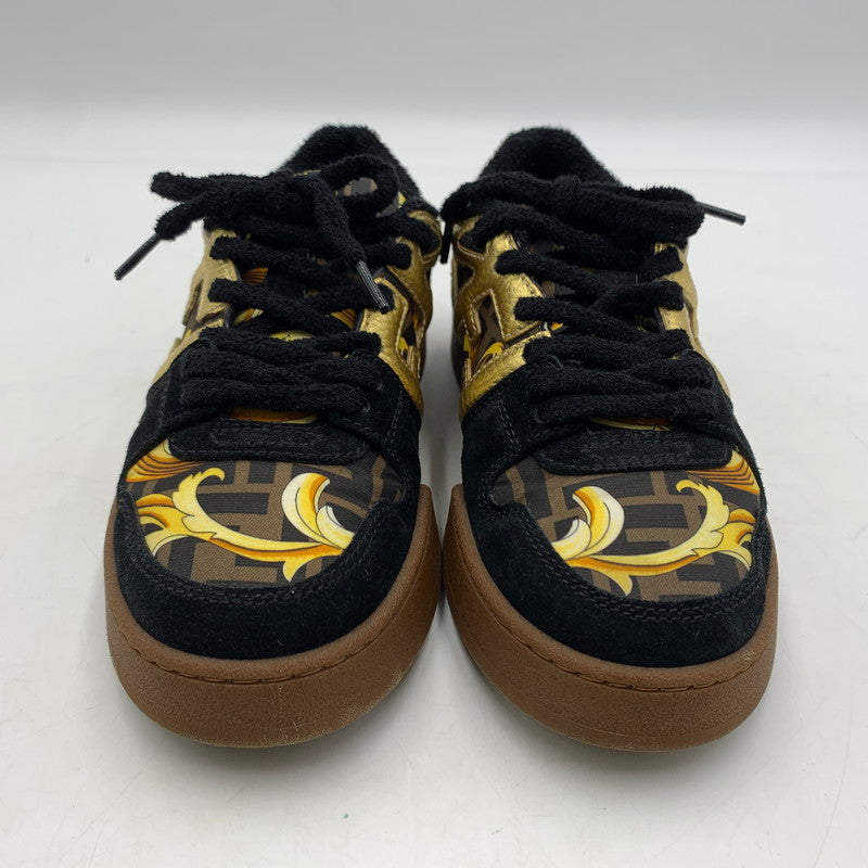 【中古品】【メンズ】 FENDACE フェンダーチェ FENDI フェンディ × VERSAC ヴェルサーチェ MATCH FENDACE BLACK SUEDE LOW TOPS 7E1538AJYXF1HG0 ロートップス スニーカー 靴 183-260228-ko-09-tei サイズ：7E カラー：総柄 万代Net店