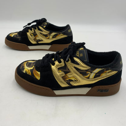 【中古品】【メンズ】 FENDACE フェンダーチェ FENDI フェンディ × VERSAC ヴェルサーチェ MATCH FENDACE BLACK SUEDE LOW TOPS 7E1538AJYXF1HG0 ロートップス スニーカー 靴 183-260228-ko-09-tei サイズ：7E カラー：総柄 万代Net店