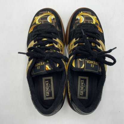 【中古品】【メンズ】 FENDACE フェンダーチェ FENDI フェンディ × VERSAC ヴェルサーチェ MATCH FENDACE BLACK SUEDE LOW TOPS 7E1538AJYXF1HG0 ロートップス スニーカー 靴 183-260228-ko-09-tei サイズ：7E カラー：総柄 万代Net店