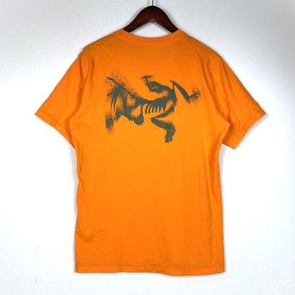 【中古品】【メンズ】 ARC'TERYX アークテリクス KRAGG SL COTTON BLURRED BIRD X000009538 クラッグ SL コットン ブラード バード ショートスリーブ Tシャツ 半袖 トップス 店舗限定 144-260228-yo-07-tei サイズ：S カラー：オレンジ 万代Net店