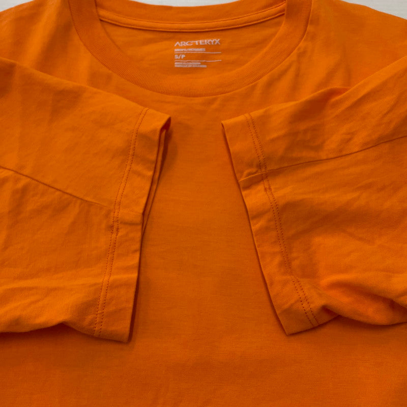 【中古品】【メンズ】 ARC'TERYX アークテリクス KRAGG SL COTTON BLURRED BIRD X000009538 クラッグ SL コットン ブラード バード ショートスリーブ Tシャツ 半袖 トップス 店舗限定 144-260228-yo-07-tei サイズ：S カラー：オレンジ 万代Net店