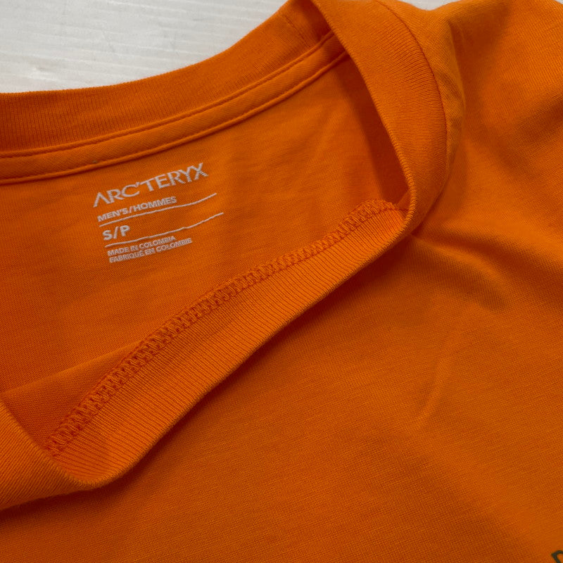 【中古品】【メンズ】 ARC'TERYX アークテリクス KRAGG SL COTTON BLURRED BIRD X000009538 クラッグ SL コットン ブラード バード ショートスリーブ Tシャツ 半袖 トップス 店舗限定 144-260228-yo-07-tei サイズ：S カラー：オレンジ 万代Net店