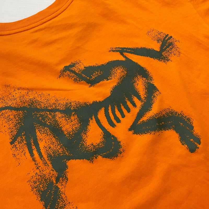 【中古品】【メンズ】 ARC'TERYX アークテリクス KRAGG SL COTTON BLURRED BIRD X000009538 クラッグ SL コットン ブラード バード ショートスリーブ Tシャツ 半袖 トップス 店舗限定 144-260228-yo-07-tei サイズ：S カラー：オレンジ 万代Net店