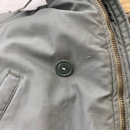 【ジャンク品】【メンズ】 US ARMY ユーエスアーミー アメリカ軍 70’s N-3B PARKA VINTAGE MIL-J-6279H 70年代 N-3B パーカ アウター フライトジャケット コントラクト品 ホワイトファー仕様 145-260304-ks-26-tei サイズ：XL カラー：グリーン 万代Net店