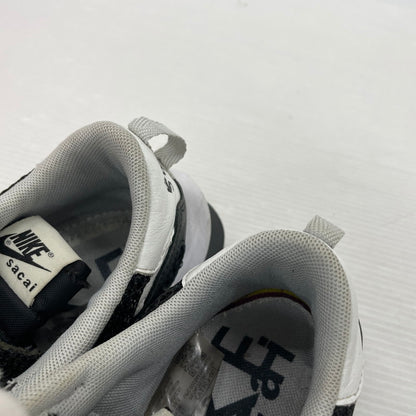 【中古品】【メンズ】 NIKE ナイキ × SACAI サカイ 別注 コラボ VAPORWAFFLE LOW CUT SNEAKERS CV1363-001 ヴェイパーワッフル ローカット スニーカー 靴 シューズ 160-260302-yo-01-tei サイズ：26cm カラー：ブラック/ホワイト 万代Net店