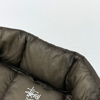 【中古品】【メンズ】 STUSSY ステューシー MIDWEIGHT PUFFER JACKET 115855 ミッドウェイト パファー ジャケット アウター ダウンジャケット 142-260313-yo-01-tei サイズ：M カラー：TAUP 万代Net店