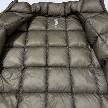 【中古品】【メンズ】 STUSSY ステューシー MIDWEIGHT PUFFER JACKET 115855 ミッドウェイト パファー ジャケット アウター ダウンジャケット 142-260313-yo-01-tei サイズ：M カラー：TAUP 万代Net店