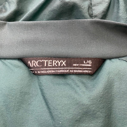 【中古品】【メンズ】 ARC'TERYX アークテリクス ATOM HEAVY WEIGHT HOODY X000007302 アトム ヘビーウエイト フーディ アウター 中綿ジャケット 144-260313-ks-08-tei サイズ：M/※フード周り汚れあり カラー：グリーン 万代Net店