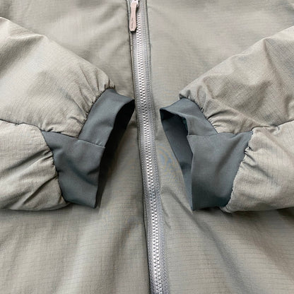 【中古品】【メンズ】 ARC'TERYX アークテリクス ATOM HEAVY WEIGHT HOODY X000007302 アトム ヘビーウエイト フーディ アウター 中綿ジャケット 144-260313-ks-08-tei サイズ：M/※フード周り汚れあり カラー：グリーン 万代Net店