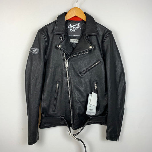 【中古品】【メンズ】 KADOYA カドヤ × KAMEN RIDER 仮面ライダー 別注 コラボ MASKED-R ONE JACKET マスクド アール ワン ジャケット ラムレザー 仮面ライダー1号 145-260316-ko-19-tei サイズ：M カラー：ブラック 万代Net店
