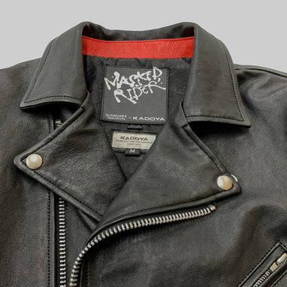 【中古品】【メンズ】 KADOYA カドヤ × KAMEN RIDER 仮面ライダー 別注 コラボ MASKED-R ONE JACKET マスクド アール ワン ジャケット ラムレザー 仮面ライダー1号 145-260316-ko-19-tei サイズ：M カラー：ブラック 万代Net店