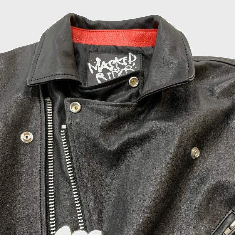 【中古品】【メンズ】 KADOYA カドヤ × KAMEN RIDER 仮面ライダー 別注 コラボ MASKED-R ONE JACKET マスクド アール ワン ジャケット ラムレザー 仮面ライダー1号 145-260316-ko-19-tei サイズ：M カラー：ブラック 万代Net店
