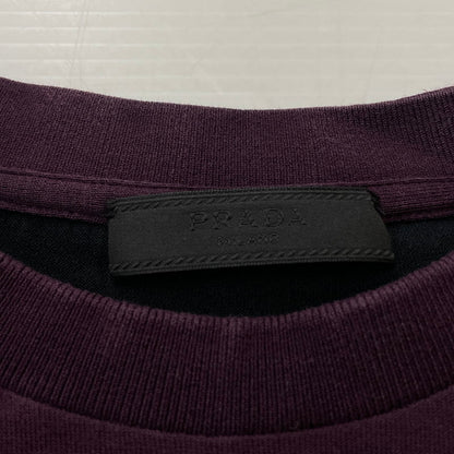 【中古品】【メンズ】 PRADA プラダ GRAPHIC DESIGN BICOLOR T-SHIRT グラフィック デザイン バイカラー Tシャツ 半袖 トップス 141-260318-yo-01-tei サイズ：M カラー：赤紫/ブラック 万代Net店