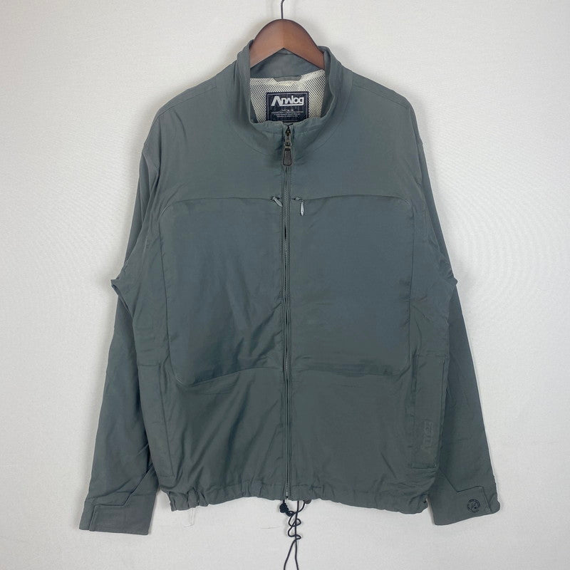 【現状渡し品】【メンズ】 ELECTRIC COTTAGE エレクトリックコテージ × BURTON ANALOG バートン アナログ 別注 コラボ 01's Q JACKET キュー ジャケット ライトアウター 140-260327-ks-12-tei サイズ：L/※袖ロゴ消えあり カラー：グレー 万代Net店