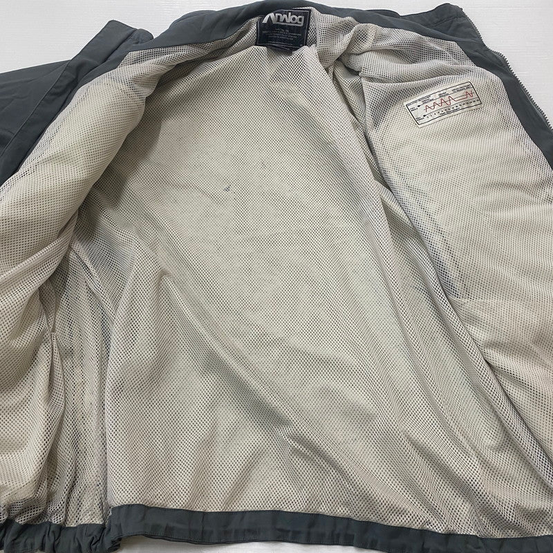 【現状渡し品】【メンズ】 ELECTRIC COTTAGE エレクトリックコテージ × BURTON ANALOG バートン アナログ 別注 コラボ 01's Q JACKET キュー ジャケット ライトアウター 140-260327-ks-12-tei サイズ：L/※袖ロゴ消えあり カラー：グレー 万代Net店
