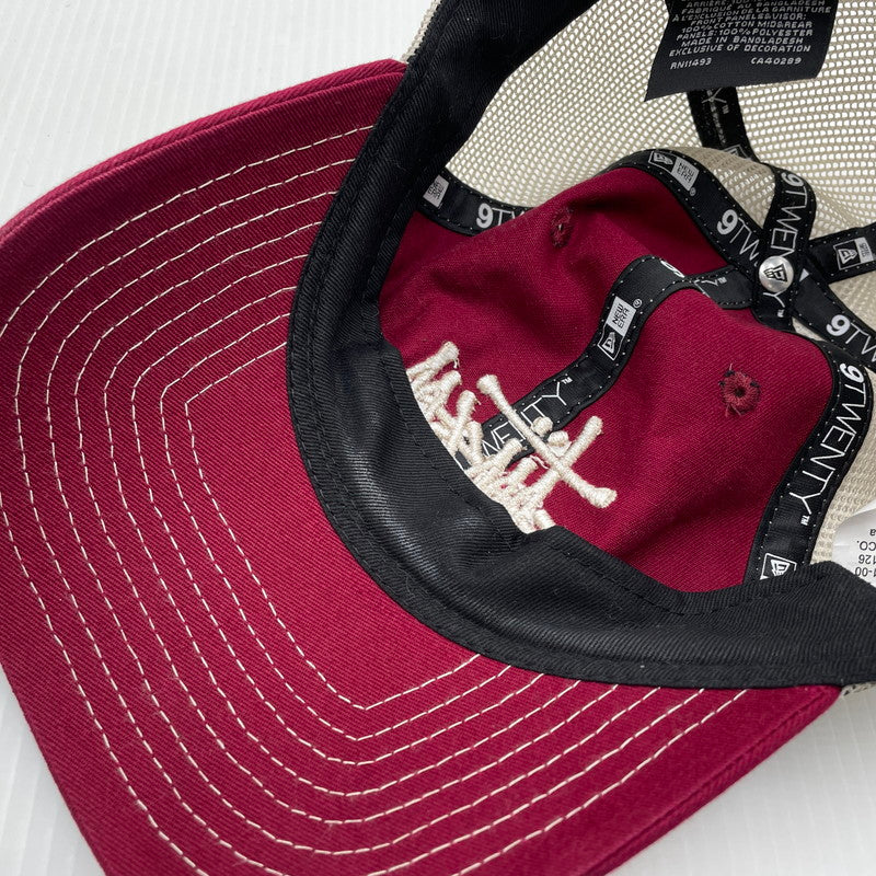 【中古品】【メンズ】 STUSSY ステューシー × NEW ERA ニューエラ 別注 コラボ 9TWENTY BASIC TRUCKER 1311126 ナイントゥエンティベーシック トラッカー キャップ 帽子 185-260704-yo-10-tei サイズ：57cm カラー：CARDINAL 万代Net店