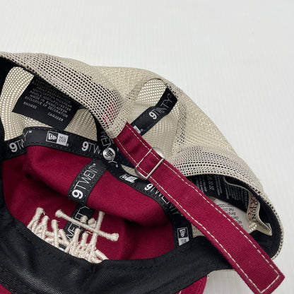 【中古品】【メンズ】 STUSSY ステューシー × NEW ERA ニューエラ 別注 コラボ 9TWENTY BASIC TRUCKER 1311126 ナイントゥエンティベーシック トラッカー キャップ 帽子 185-260704-yo-10-tei サイズ：57cm カラー：CARDINAL 万代Net店