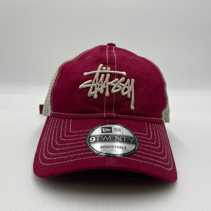 【中古品】【メンズ】 STUSSY ステューシー × NEW ERA ニューエラ 別注 コラボ 9TWENTY BASIC TRUCKER 1311126 ナイントゥエンティベーシック トラッカー キャップ 帽子 185-260704-yo-10-tei サイズ：57cm カラー：CARDINAL 万代Net店