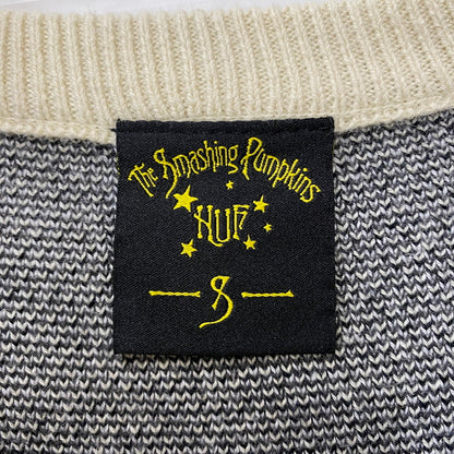 【中古品】【メンズ】 × SMASHING PUMPKINS スマッシング パンプキンズ 別注 コラボ STAR GIRL CREWNECK SWEATER スターガール クルーネック セーター 長袖 トップス 142-260401-ks-16-fuzh サイズ：S/※使用感有 カラー：ホワイト 万代Net店