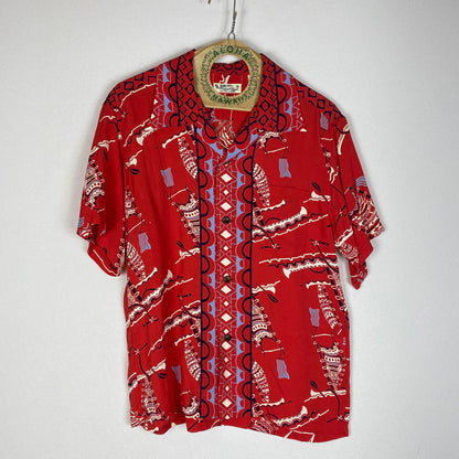 【中古品】【メンズ】 SUN SURF サンサーフ POLYNESIAN CANOE HAWAIIAN SHIRT SS38323 ポリネシアンカヌー ハワイアン シャツ 半袖 トップス 145-260415-ks-01-fuzh サイズ：S カラー：レッド 万代Net店