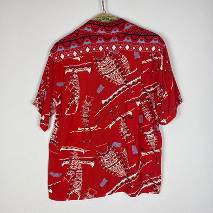 【中古品】【メンズ】 SUN SURF サンサーフ POLYNESIAN CANOE HAWAIIAN SHIRT SS38323 ポリネシアンカヌー ハワイアン シャツ 半袖 トップス 145-260415-ks-01-fuzh サイズ：S カラー：レッド 万代Net店