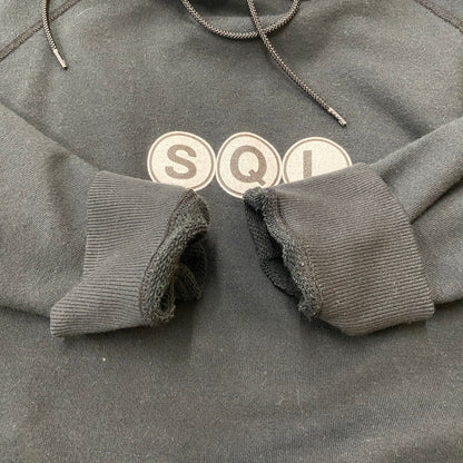 【中古品】【メンズ】 SEQUEL シークエル SQL LOGO HOODIE SQL ロゴ フーディー トップス プルオーバーパーカー 142-260413-ks-11-tei サイズ：S カラー：ブラック 万代Net店