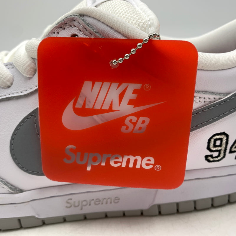 【中古品】【メンズ】 NIKE ナイキ × Supreme シュプリーム 別注 コラボ 25AW DUNK LOW WHITE METALLIC SILVER HQ8487-100 ダンク ロー スニーカー 靴 シューズ 160-260627-ko-01-tei サイズ：28.5cm カラー：ホワイト 万代Net店