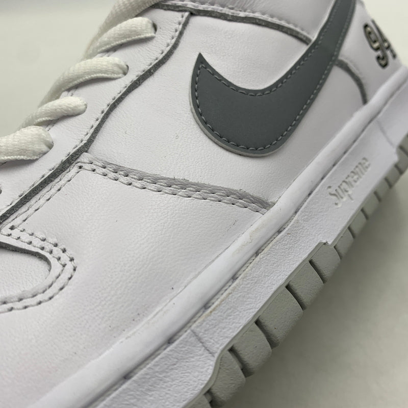 【中古品】【メンズ】 NIKE ナイキ × Supreme シュプリーム 別注 コラボ 25AW DUNK LOW WHITE METALLIC SILVER HQ8487-100 ダンク ロー スニーカー 靴 シューズ 160-260627-ko-01-tei サイズ：28.5cm カラー：ホワイト 万代Net店