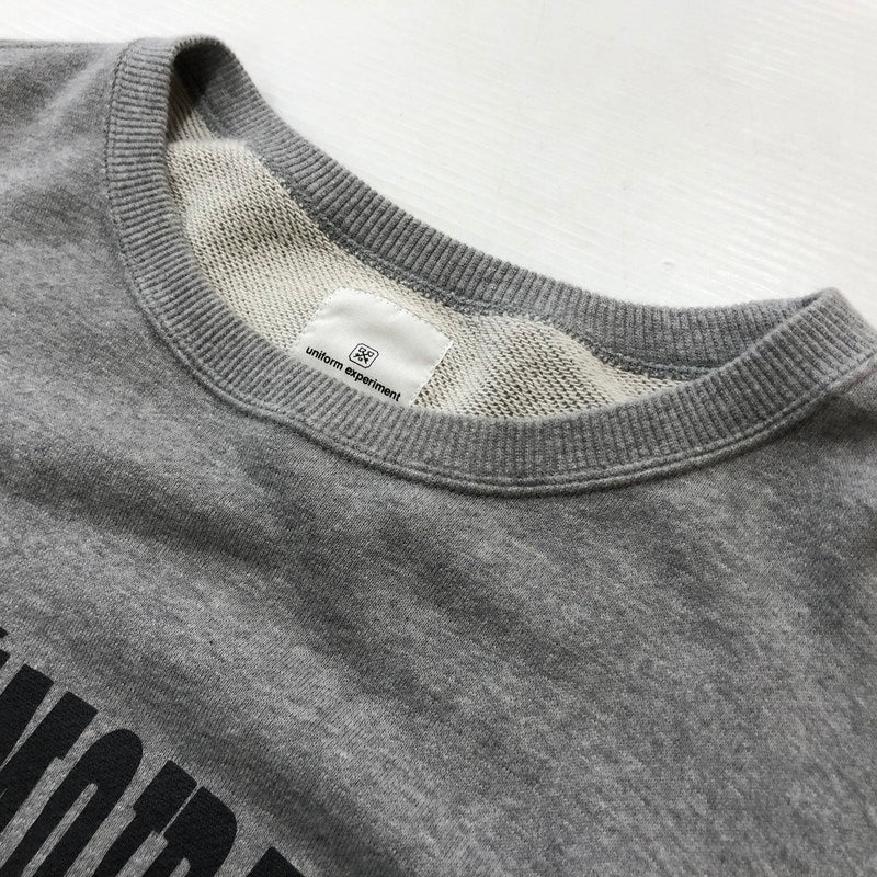 【中古品】【メンズ】 UNIFORM EXPERIMENT ユニフォーム エクスペリメント ASGER JORN MEMOIRES CREWNECK SWEAT UE-210091 メモワール クルーネック スウェット トップス トレーナー 142-260702-sa-17-tei サイズ：4 カラー：グレー 万代Net店