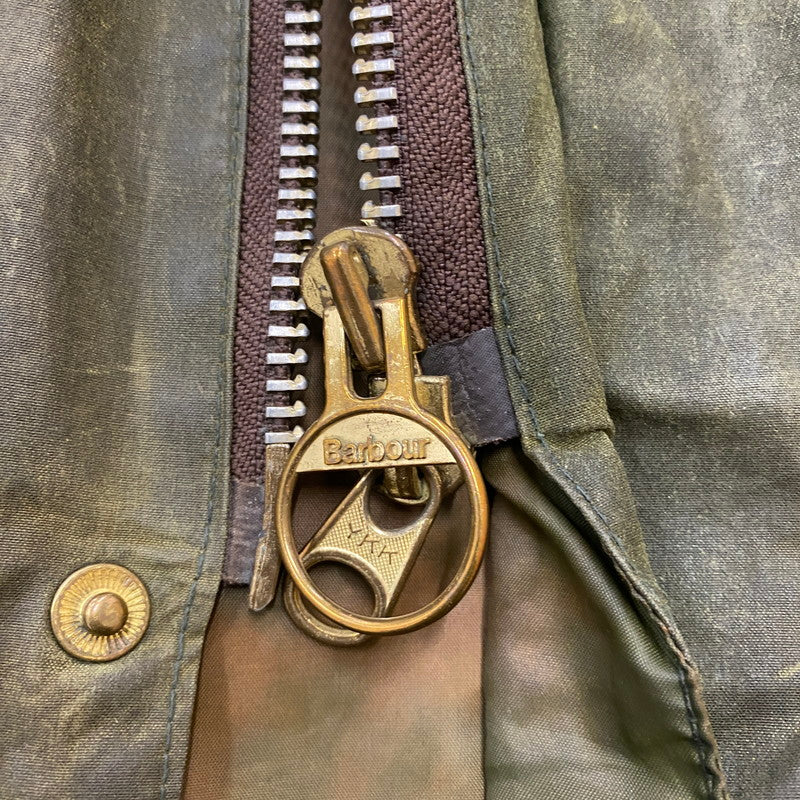 【ジャンク品】【メンズ】 Barbour バーブァー A100 BEDALE OIL JACKET 0082444 A100 ビデイル オイル ジャケット アウター 144-260410-ks-05-tei サイズ：86cm/34IN カラー：カーキ 万代Net店