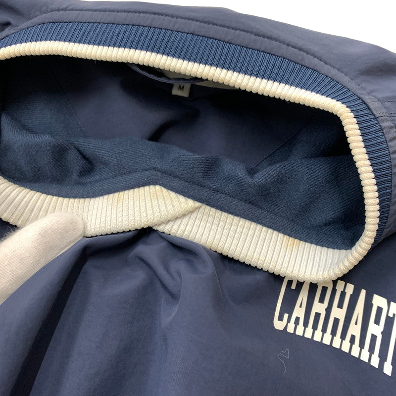 【中古品】【メンズ】 Carhartt WIP カーハートワークインプログレス DIVISION SCRIPT COACH PULLOVER I023625 ディビジョン スクリプト コーチプルオーバー アウター コーチジャケット 145-260419-ko-15-fuzh サイズ：M カラー：ネイビー 万代Net店