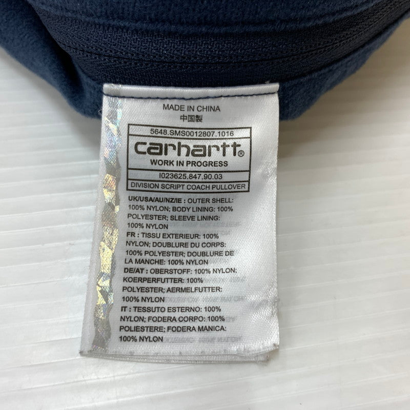【中古品】【メンズ】 Carhartt WIP カーハートワークインプログレス DIVISION SCRIPT COACH PULLOVER I023625 ディビジョン スクリプト コーチプルオーバー アウター コーチジャケット 145-260419-ko-15-fuzh サイズ：M カラー：ネイビー 万代Net店