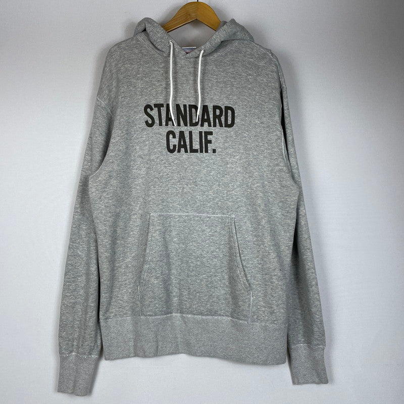 【中古品】【メンズ】 STANDARD CALIFORNIA スタンダードカリフォルニア LOGO HOODIE ロゴ フーディー トップス プルオーバーパーカー 145-260418-ko-09-tei サイズ：XL カラー：グレー 万代Net店