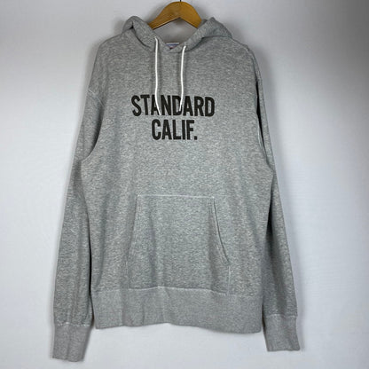 【中古品】【メンズ】 STANDARD CALIFORNIA スタンダードカリフォルニア LOGO HOODIE ロゴ フーディー トップス プルオーバーパーカー 145-260418-ko-09-tei サイズ：XL カラー：グレー 万代Net店